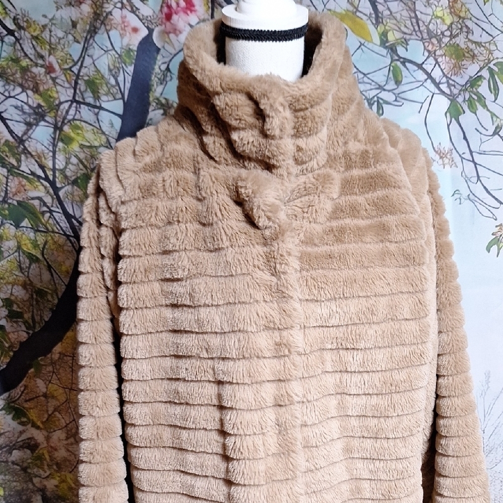 Carmen Marc Valvo Plush Tan Teddy Jacket - Picture 2 of 11